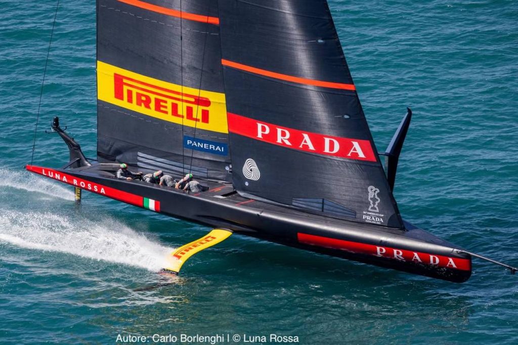 catamarano luna rossa